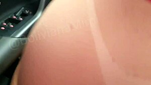 Mimi sentando no pau do seu principe no carro no assento do motorista a plena luz do dia na rua transitada