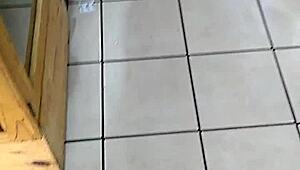 墨西哥大翘臀女人商店购物摇屁股