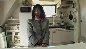 我在操这个辣亚洲熟女，她骑我大鸡巴