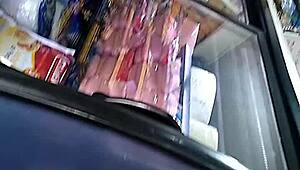 墨西哥大翘臀女人商店购物摇屁股