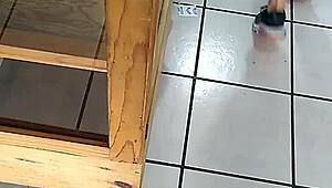 墨西哥大翘臀女人商店购物摇屁股