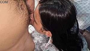 minha madrasta simples amorosa e preocupada da um boquete rico e profundo babando me mostrou o quão fundo ela pode fazer garganta profunda para aliviar meu pau eu a fodi em troca 😍