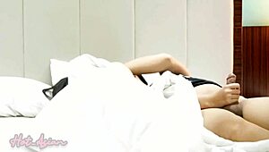 我操了一个会吸的逼的中国女孩 并内射。