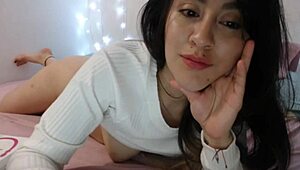 Watch this webcam girl perform!