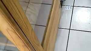 墨西哥大翘臀女人商店购物摇屁股