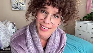 想要卷发丰满继母肛交？