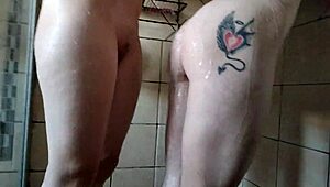 苍白金发和黑发美女浴室浴球互洗特写