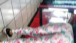 墨西哥大翘臀女人商店购物摇屁股