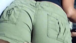 mi coño se moja cuando el viejo asqueroso me toca