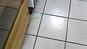 墨西哥大翘臀女人商店购物摇屁股