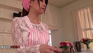 成熟日本女人玩弄光滑阴户然后口交射精