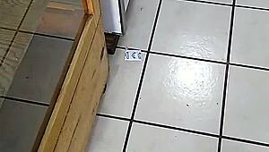 墨西哥大翘臀女人商店购物摇屁股