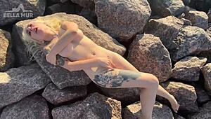 Ever seen a hot exhibitionist play with her clit on the beach?