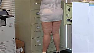 大屁股巨乳熟女迷你裙没内裤办公室近距离闪屄