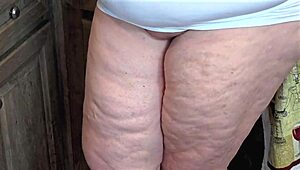 大屁股巨乳熟女迷你裙没内裤办公室近距离闪屄