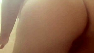 se masturba para mi mientras su cornudo esposo trabaja