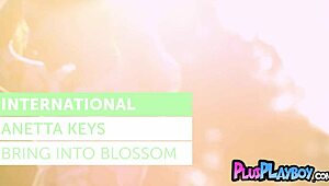 anetta keys poses naked in grass, enjoying hot posing