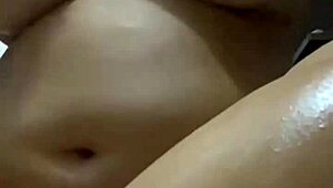 se masturba para mi mientras su cornudo esposo trabaja