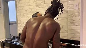 Ele chegou da academia e me comeu na cozinha socando minha buceta