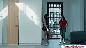 火辣18+双胞胎女友女同互尝嫩屄