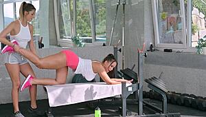 How do Jennifer Mendez and Rebecca Volpetti turn gym workouts into lesbian sessions?