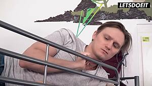 斯洛伐克美女Freya Dee在旅馆吸吮并操室友大鸡巴