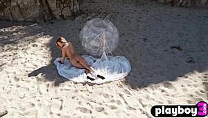 金发奥利维亚·普雷斯顿秀火辣娇小18+身材摆姿