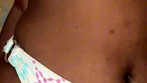 qui veut jouer avec mes gros seins et mon cul noir ebony