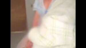 madrastra encuentra a su hijastro masturbandose en su cuarto el celular se queda grabando todo se�ora milf mexicana video casero