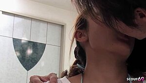 日本18岁辣妹和同学聊天被POV中出操？