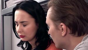 斯洛伐克美女Freya Dee在旅馆吸吮并操室友大鸡巴