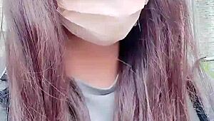 她为什么穿丝袜户外撒尿？