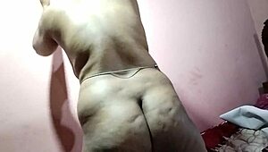 大一新生妹子和闺蜜分享爆火自拍视频