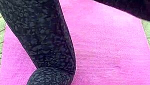 ebony milf spreads pussy during morning workout