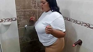 Jugando en el baño con la camiseta de mi hermanastro mientras me masturbo.