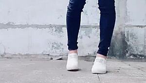 她为什么穿丝袜户外撒尿？