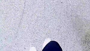 她为什么穿丝袜户外撒尿？