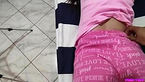 La enga�e para hacerle masaje y tocar su culito inocente