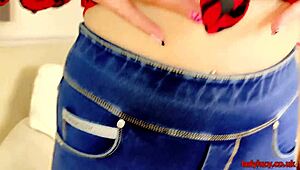 露西格雷斯蒂紧身牛仔裤撩人姿势