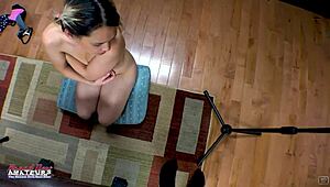 娇小黑发女大学生萨布丽娜揉奶吸硬屌POV