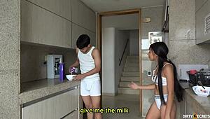 我干继妹被继父抓到射她身上