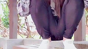 她为什么穿丝袜户外撒尿？