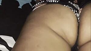 Solos en casa y mi hermanastra olvidó cerrar la puerta y me pilló grabándola pensó que se enojaría pero terminó dándome unos buenos sentones con su pequeño coño y que hermosa vista de su rico