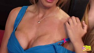 安慰变亲热，两金发拉拉磨豆腐