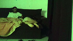 Madrasta Divide Sofa Com Enteado 😏