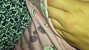 la mujer de mi tío me mando esto mientras yo estaba en el cuarto de al lado?