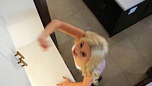 Familyorgasm 继父发现18+继女在家闲逛😈