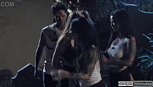 她死去朋友从坟墓爬出对抗她