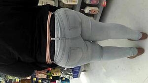 我在超市偷拍胖妹逛貨架挑菜