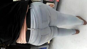 我在超市偷拍胖妹逛貨架挑菜